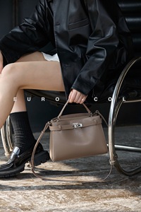 حقيبة يد فاخرة من الجلد الطبيعي المحبب بتصميم أسطواني مع قفل معدني دوار - Product Image 5