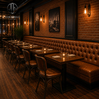 Ensemble de mobilier de restaurant personnalisé Ron Group : Table carrée en bois massif, chaise rembourrée en cuir, banquette à dossier haut capitonnée
