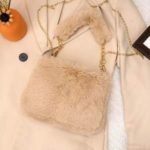 Mini sac bandoulière carré en fausse fourrure avec chaîne dorée et poignée moelleuse pour le style urbain et les soirées - Product Image 3