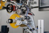 Machine d'étiquetage automatique SKILT pour l'application d'étiquettes de taxe sur les bouchons de bouteilles