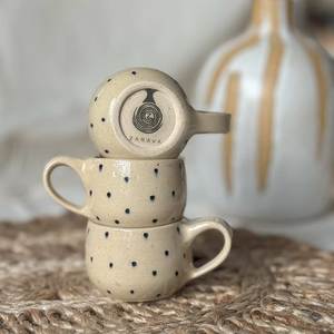 Tasses en céramique faites à la main de qualité supérieure, design minimaliste à pois avec poignée, vente en gros en stock - Product Image 2