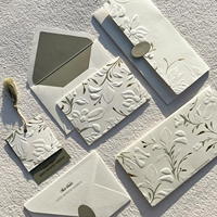 Ensemble de papeterie de mariage en papier texturé blanc de qualité supérieure, motif floral en relief, impression grise, sceau de cire doré pour invitation et enveloppe à argent