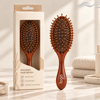 Brosse de massage du cuir chevelu personnalisée OEM en bambou et bois de santal avec coussin d'air et picots espacés de 9 mm pour femmes aux cheveux épais, longs et bouclés