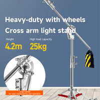 Support d'éclairage professionnel en acier inoxydable robuste de 4,2 m à double usage avec bras articulé, trépied C + roues, capacité de charge de 25 kg pour flash de studio et boîte à lumière