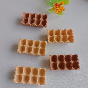 Bandeja de huevos en miniatura realista perfecta para decoración de cocina de casa de muñecas o accesorios de fotografía accesorios de muñecas - Product Image 1