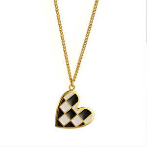 Collar de Corazón con Tablero de Ajedrez Blanco y Negro, Chapado en Oro de 18k, de Acero Inoxidable, Resistente al Agua y al Deslustre, con Logotipo Personalizado para Mujer - Product Image 5