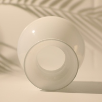 Abat-jour suspendu décoratif en verre blanc avec finition opale, moulé par soufflage artisanal, pour projets d'éclairage résidentiel et hôtelier