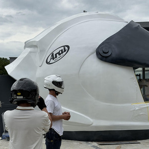 Caseta de Casco de Motocicleta Gigante de FRP Personalizada, Diseño Novedoso Resistente a la Intemperie para Cafetería o Puesto de Hot <span class=keywords><strong>Dogs</strong></span>, Hecha de Fibra de Vidrio Duradera - Product Image 1