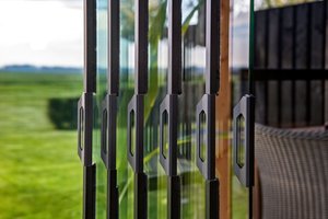 Manija Moderna para Puerta Corredera de Aluminio de 150 mm con Recubrimiento en Polvo Color Antracita, Disponible en Varios Colores - Product Image 3