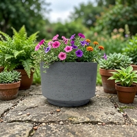 Jardinière pour plantes d'intérieur et d'extérieur, gris moyen mat, texture poreuse brossée, résine de poudre de pierre, imitation béton, côtés droits, conique