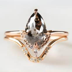 Anillo de Compromiso de Oro Rosa para Mujer con Amatista, Gema de Corte Pera con Detalles de Diamantes, Montura Romántica de Garras - Product Image 3