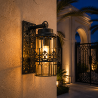 Lanterne murale extérieure de luxe avec bande métallique décorative pour entrées de villas