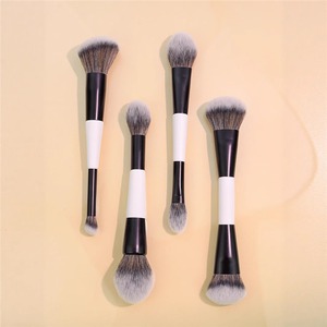 Pinceau de maquillage double extrémité, pinceau double face pour fond de teint et poudre avec extrémité pour anticernes, manche en bois, poils doux pour femmes - Product Image 3