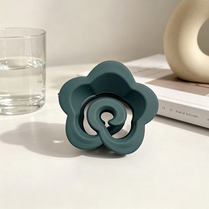 Pinzas de pelo de plástico con flor de camelia de 6 cm, estilo francés mate, antideslizantes, con diseño floral, accesorios dulces para el cabello para mujeres. - Product Image 5