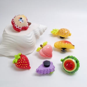 100 Breloques de Chaussures en Résine 3D Fruits Sucrés (<span class=keywords><strong>Fraise</strong></span>, Ananas) pour Décoration DIY - Product Image 4