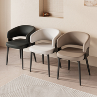 Nouvelle chaise de salle à manger de luxe pour usage domestique. Chaise à dossier haut de gamme de style italien. Chaise de salle à manger en cuir confortable et durable