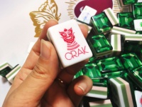 Set Mahjong Akrilik Mewah dengan Ukiran Khusus, Ubin Kristal Hijau, Desain Empat Lapis Modern, Gaya Kasino Amerika untuk Permainan