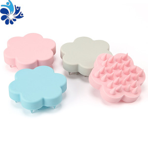 Cepillo de masaje para el cuero cabelludo de silicona con forma de flor, 15-20 cm, para adultos y niños, rosa, azul, beige - Product Image 5