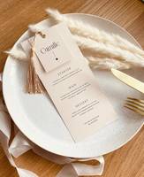 Cartes de place de menu de mariage Boho avec noms d'invités avec pince à pompon ou œillet Design doré Minimal Modern