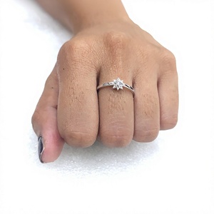 Anillo de Compromiso de Lujo Lurba Jewels con Diamante Sintético de 0.1 Ct, Corte Brillante, Oro Amarillo Sólido de 14K - Product Image 6