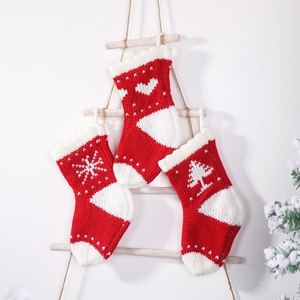 Décorations de Noël, chaussettes de Noël tricotées, chaussettes en laine, sacs cadeaux flocons de neige rouge et blanc, pochettes cadeaux pour enfants - Product Image 1