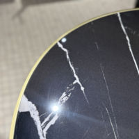 Table de salle à manger ronde en marbre noir avec socle en acier inoxydable doré pour café, bistrot ou restaurant