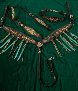 Ensemble de sellerie western en cuir repoussé, comprenant une bride, une têtière et une sangle de poitrine, avec quincaillerie robuste, pour l'équitation de spectacle et le ranch. - Product Image 5