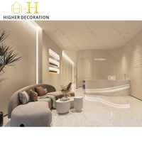 Aménagement intérieur complet de boutique de cosmétiques, parfums et soins de la peau, personnalisation de la pièce, vitrine en verre, décoration de magasin de maquillage, rénovation