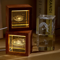 Lampe de nuit en cristal cubique moderne gravée en 3D, base en bois massif, lampe de bureau LED à brancher, décoration de salon, cadeau pour la maison