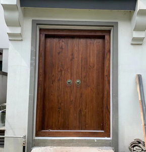 Puerta de entrada rústica de madera maciza Qifan con laterales de vidrio y herrajes de hierro para uso exterior - Product Image 3