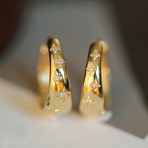 Orecchini a cerchio a quattro punte a forma di stella da donna, classici per l'uso quotidiano, accessori per le orecchie - Product Image 4