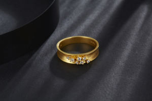 Bague en diamant de luxe simple en or 18 carats Bague en pierres précieuses classique personnalisable avec pierre principale en pierre naturelle - Product Image 3