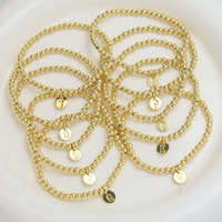 Bracelet perlé en or 18 carats avec pendentif lettre initiale personnalisée, design extensible élastique pour usage quotidien