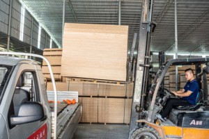 Tavola in legno massello all'ingrosso 4x8 piedi tavola in legno di quercia di <span class=keywords><strong>abete</strong></span> 18mm compensato nobilitato compensato laminato a croce - Product Image 5