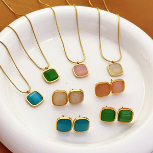 Collier pendentif carré coloré tendance pour femme en acier inoxydable plaqué or de luxe de la marque Elodie, chaîne serpent, ne ternit pas, vente en gros - Product Image 1