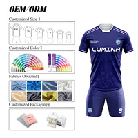 Seragam Sepak Bola Dewasa Unisex Custom, Set Olahraga Lengan Pendek Bahan Polyester Fiber Cepat Kering dengan Cetakan Heat-Transfer untuk Musim Panas