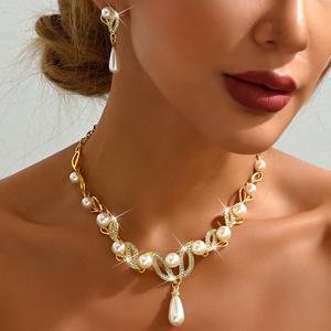 Ensemble de bijoux de mariée romantique en perles de champagne avec boucles d'oreilles et collier en acier inoxydable plaqué or en forme de goutte d'eau pour la mariée moderne - Product Image 1