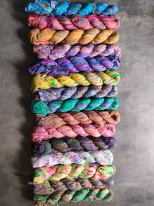 Cintas de seda Sari teñidas personalizadas en corbata variada y colores teñidos hechos de telas de seda Sari recicladas ideales para reventa - Product Image 3