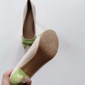 รองเท้าส้นสูงแบบเปิดนิ้วเท้าสำหรับผู้หญิง ดีไซน์ใหม่ แต่งโบว์ ส้นเหลี่ยม ส้นหนา ระบายอากาศได้ดี ใส่ได้หลายโอกาส สวมใส่สบาย - Product Image 3