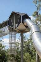 Structure de jeu d'extérieur personnalisée pour l'escalade d'arbres, avec tour en filet, corde haute résistance et toboggan en acier inoxydable et nylon, pour parcs et aires de jeux