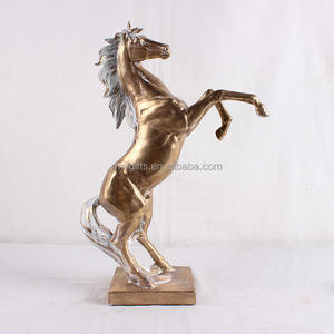 บ้านศิลปะสมัยใหม่ประติมากรรมตกแต่งมือทํายืนต่อสู้ Cool ม้าทองเรซิ่นหุ่น - Product Image 1