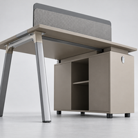 Poste de travail modulaire moderne pour employés avec écran de confidentialité, armoire de rangement, étagères ouvertes et pieds en métal pour bureaux ouverts
