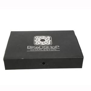 Boîte d'emballage de desserts noire personnalisée avec logo Boîte de pâtisserie de beignet <span class=keywords><strong>en</strong></span> carton plat pour boulangerie à emporter - Product Image 4