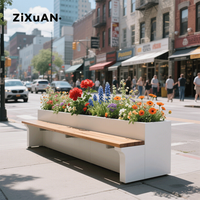 Bancs publics de rue commerciale et pots de fleurs, vous pouvez vous reposer lorsque vous êtes fatigué et apprécier les fleurs lorsque vous levez les yeux