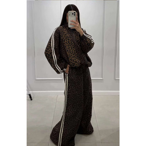 Tuta Vintage Autunnale con Stampa Leopardata e 2 Strisce Laterali, Giacca con Zip e Pantaloni Larghi a Tutta Lunghezza, Completo 2 Pezzi Comodo - Product Image 1