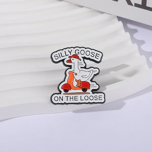 โง่ห่านบนหลวมเคลือบพินห่านน่ารักบนสกู๊ตเตอร์การ์ตูนสัตว์ตลกเข็มกลัดปกเสื้อของขวัญเครื่องประดับสำหรับเพื่อน - Product Image 2