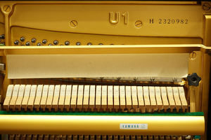 Piano à clavier Yamaha d'occasion U1H à revêtement émaillé noir finition miroir - Product Image 3