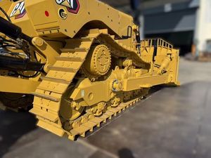 รถดันดินตีนตะขาบ Caterpillar D-8 มือสอง รุ่นปี 2024 ของแท้จากญี่ปุ่น พร้อมเครื่องยนต์และปั๊ม สำหรับงานก่อสร้างถนน เหมืองแร่ และงานดินดิบ - Product Image 3