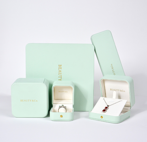 Boîte carrée haut de gamme avec couche extérieure en carton, fermeture magnétique, couvercle rabattable, doublure en éponge/carton, gaufrage en pâte verte claire - Product Image 1