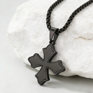 Colgante Religioso Clásico de Cruz de Acero Inoxidable Chapado en Oro Vintage para Mujer con Borde Floral Cepillado - Product Image 2